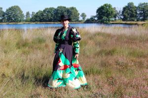 Kunstenares , Jacquelien Gosschalk de Leeuw in kunstjurk , genaamd Kikker , op het Balloërveld .